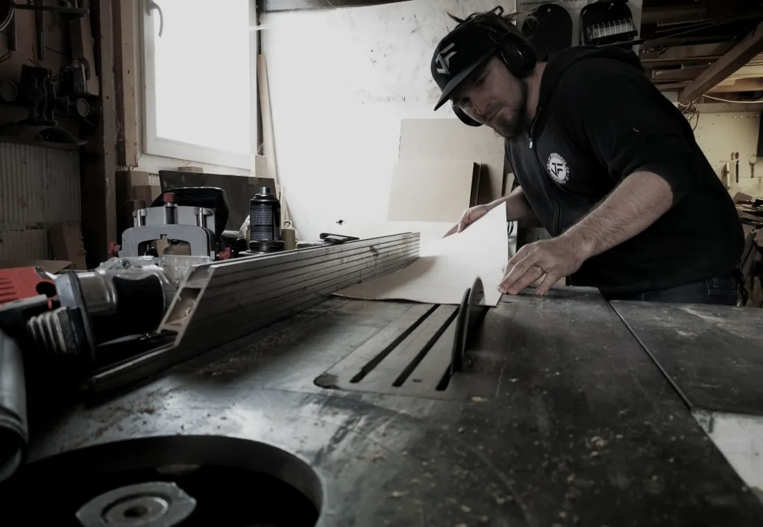Atelier, découpe du placage