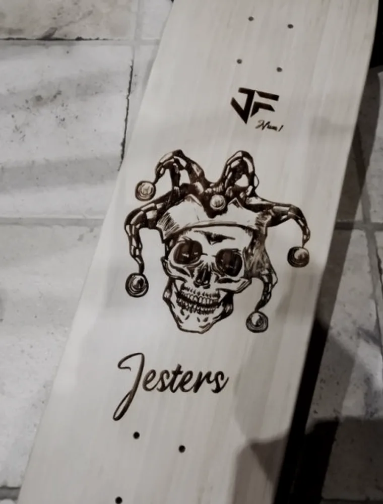 Planche pyrogravée à la main